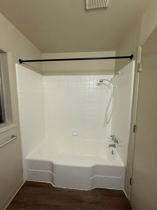 Building Photo - Quiet private one level cabin