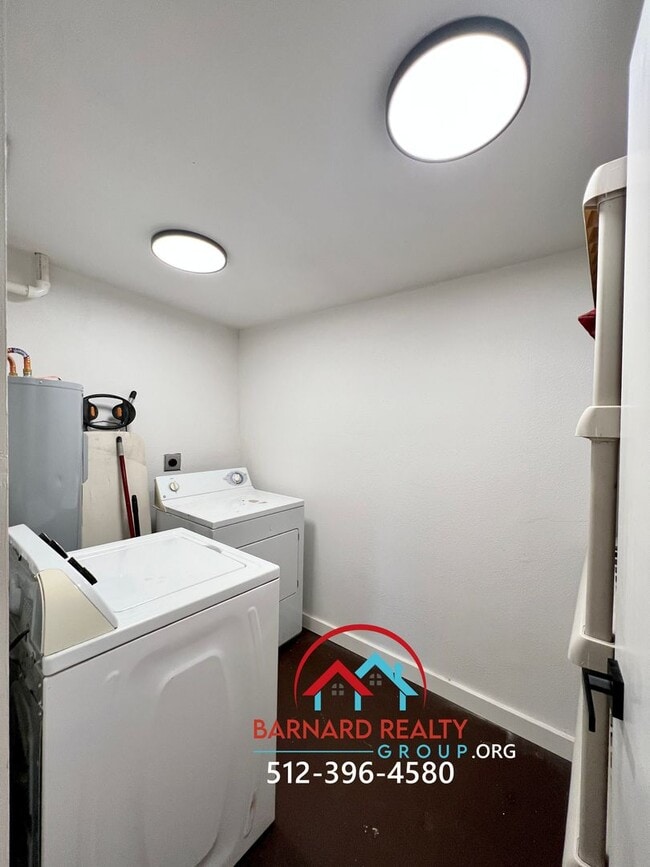 Building Photo - Country Living At It's Finest!