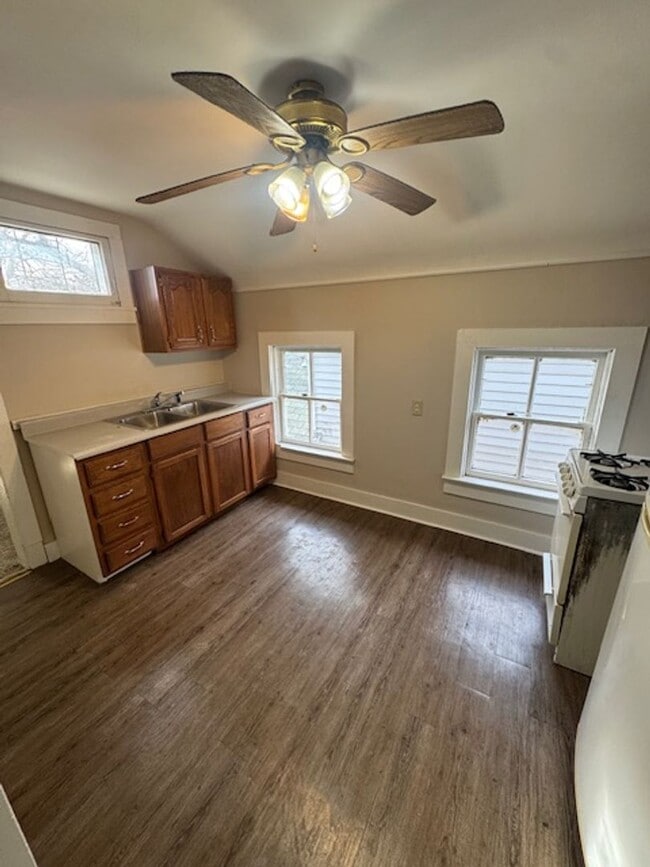 Building Photo - 619 3rd St