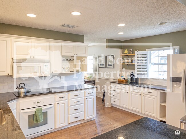 Building Photo - 327 Easton Dr