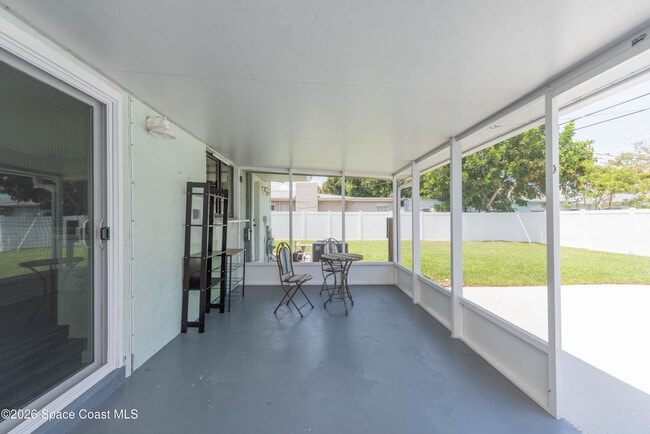 Building Photo - 347 S Lakeside Dr