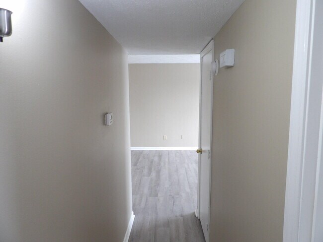 Building Photo - 140 Landings Dr