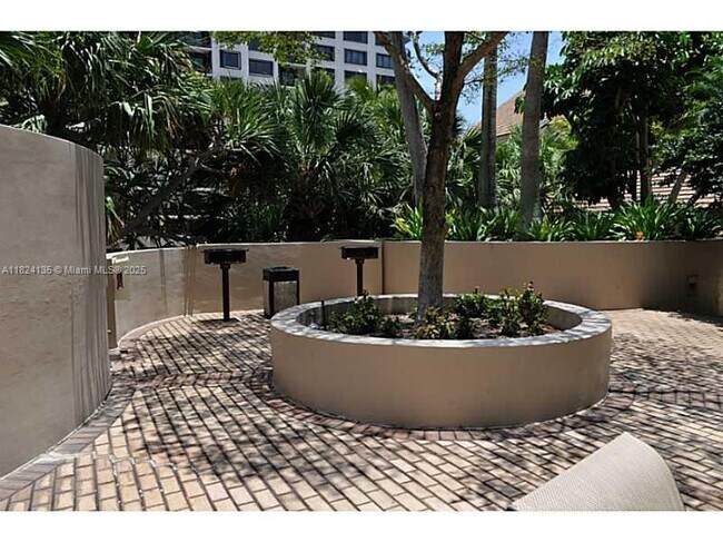 Building Photo - 520 Brickell Key Dr