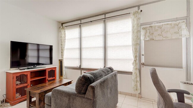 Building Photo - 7787 Golf Cir Dr