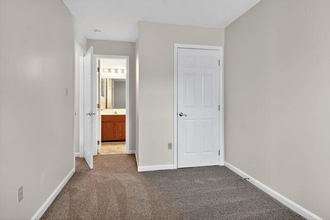 Building Photo - Pet Friendly End Unit Townhouse with Fence...