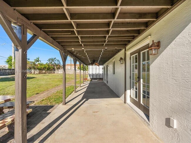 Building Photo - 8 SW 11th St