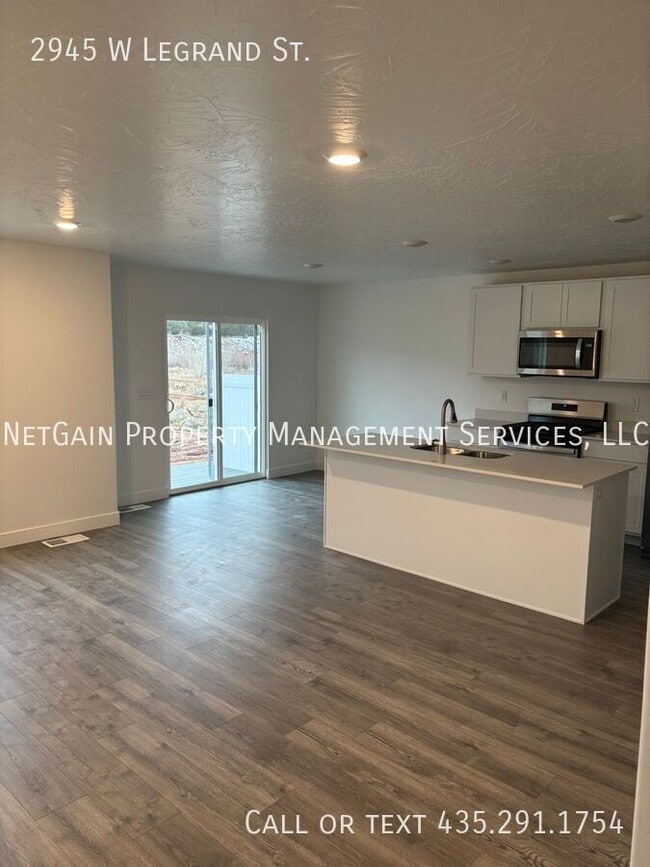 Building Photo - 2945 Legrand St