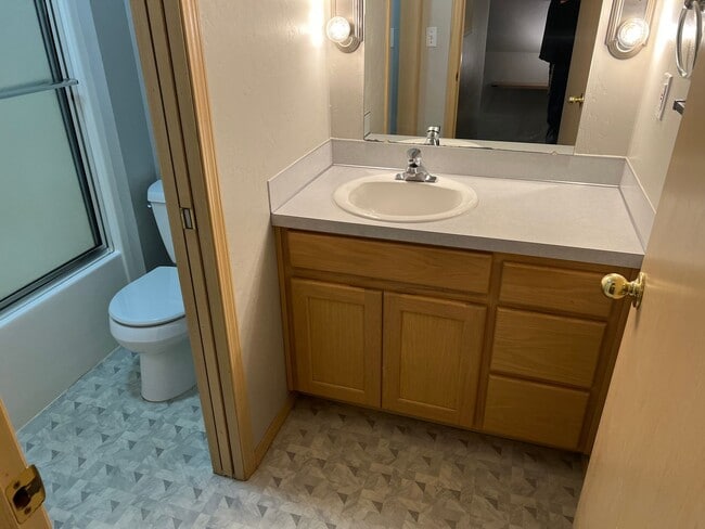 Building Photo - 2 bedroom apartment in a great neighborhood!