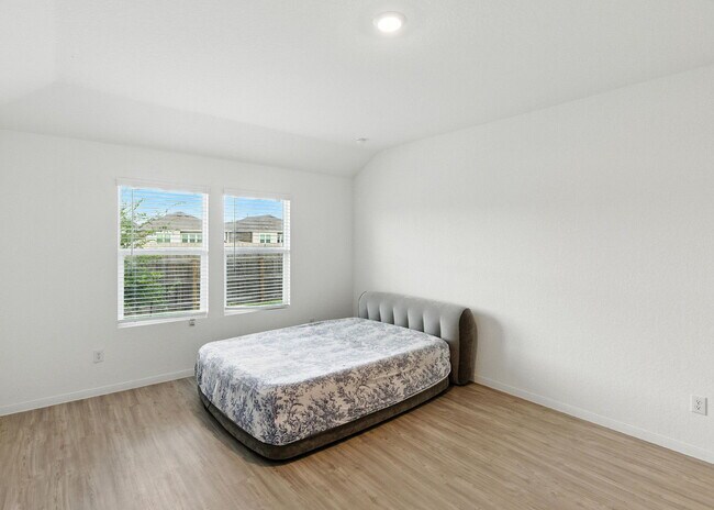 Building Photo - Beautiful 4 Bed, 3 Bath Home - Spacious & ...
