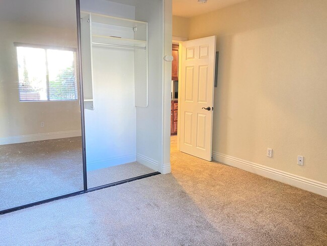 Building Photo - Fantastic Centrally Located Condo