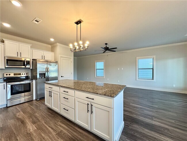 Building Photo - 832 NE Hts Ln