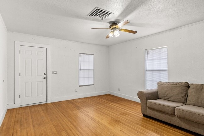 Building Photo - 1322 N Lincoln Ave