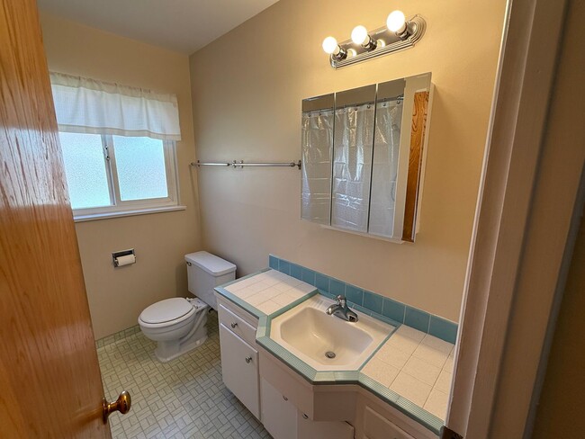 Building Photo - Spacious 3 bedroom, 1.5 bathroom Home in R...