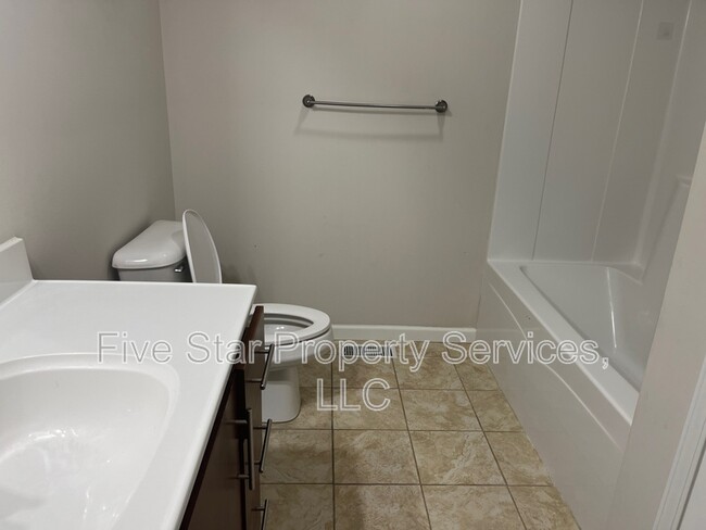Building Photo - 1408 School House Ln