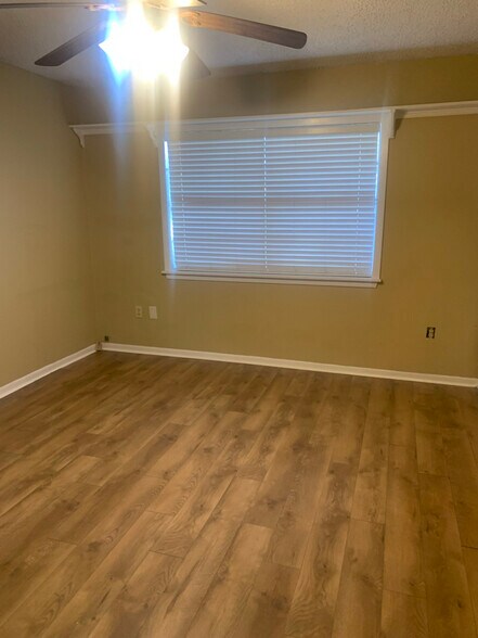 Building Photo - 16912 Dahlgren Ave