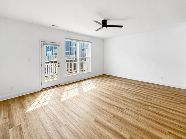 Building Photo - Breathtaking Townhome in Cosby Village!