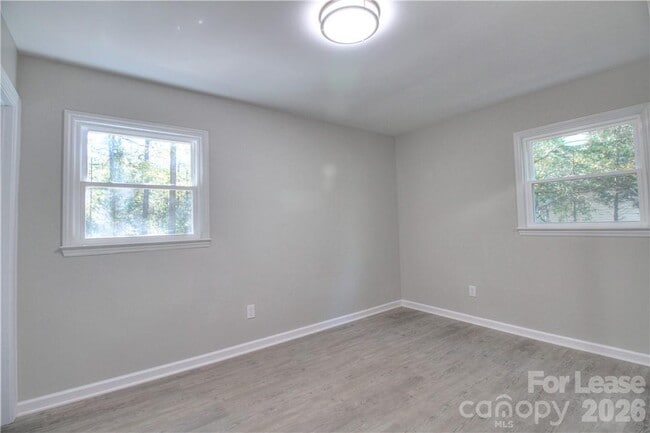 Building Photo - 1300 Sharon Dr