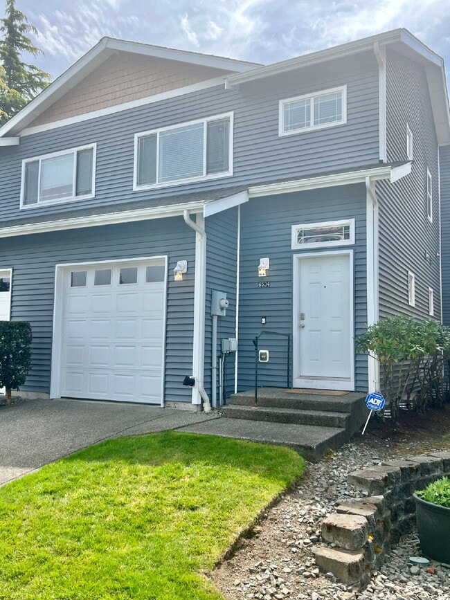 Building Photo - Move-In Ready Puyallup Townhome – Central Location, Easy Commute