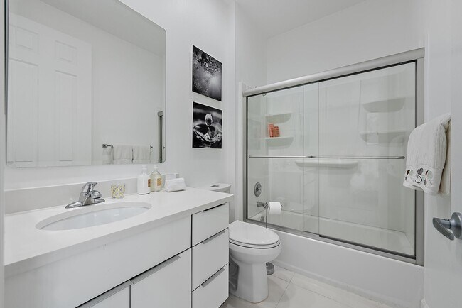 Building Photo - 8988 Lakes Blvd