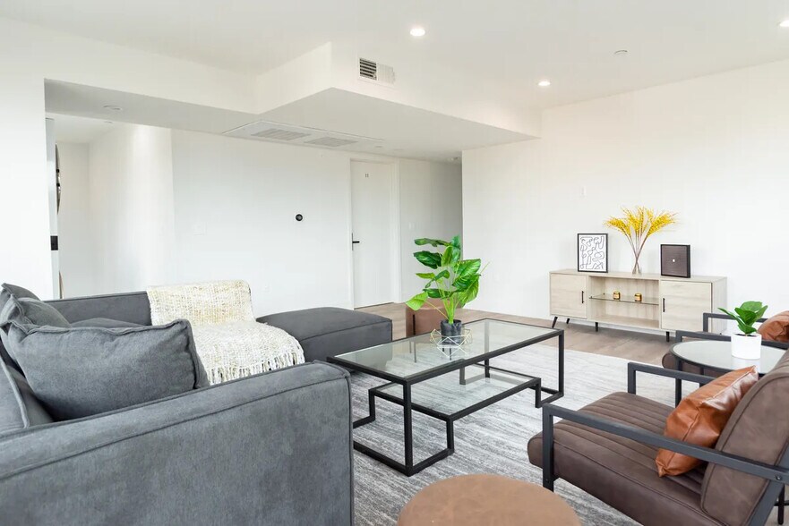 Primary Photo - 1622 W 35th Pl