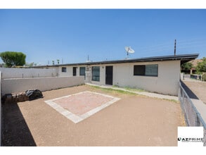 Building Photo - Live in Style With this Updated 2/1 Duplex...