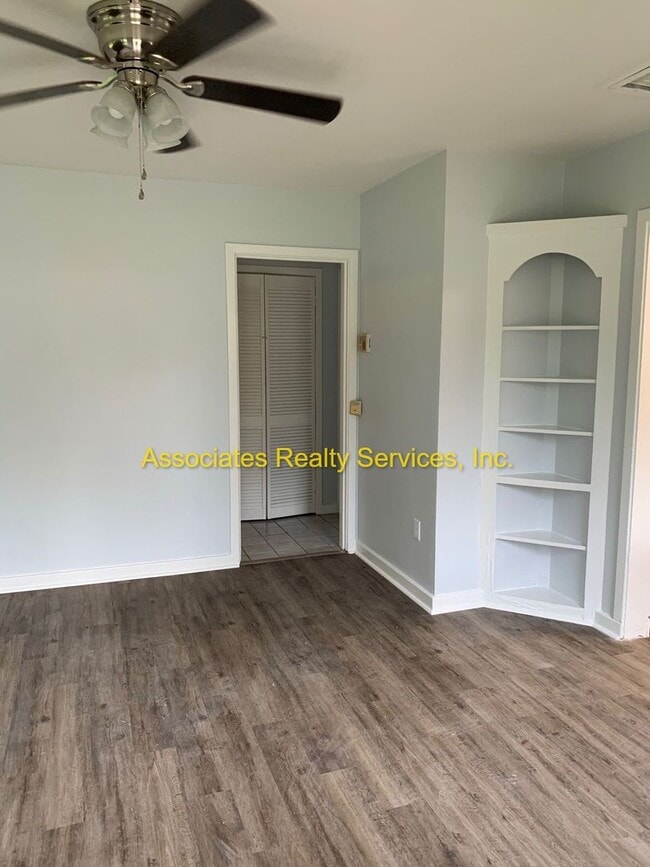 Building Photo - Spacious 3BR/2BA Home on a Quiet Corner Lot!