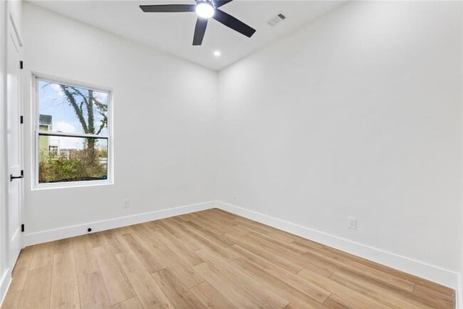 Building Photo - 582 Hope St SW