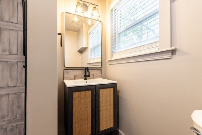Building Photo - $300 OFF April Rent! Stylish Upstairs 1BR in Historic District
