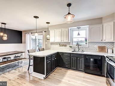 Building Photo - Meticulously maintained 2 bed 2 bath home