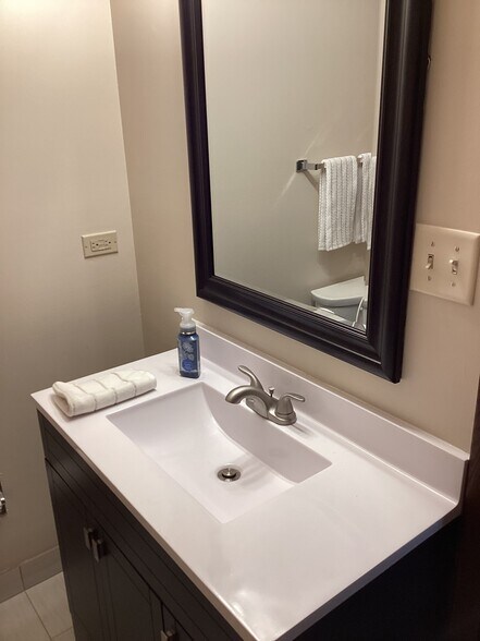 Building Photo - 9839 Ridgeland Ave