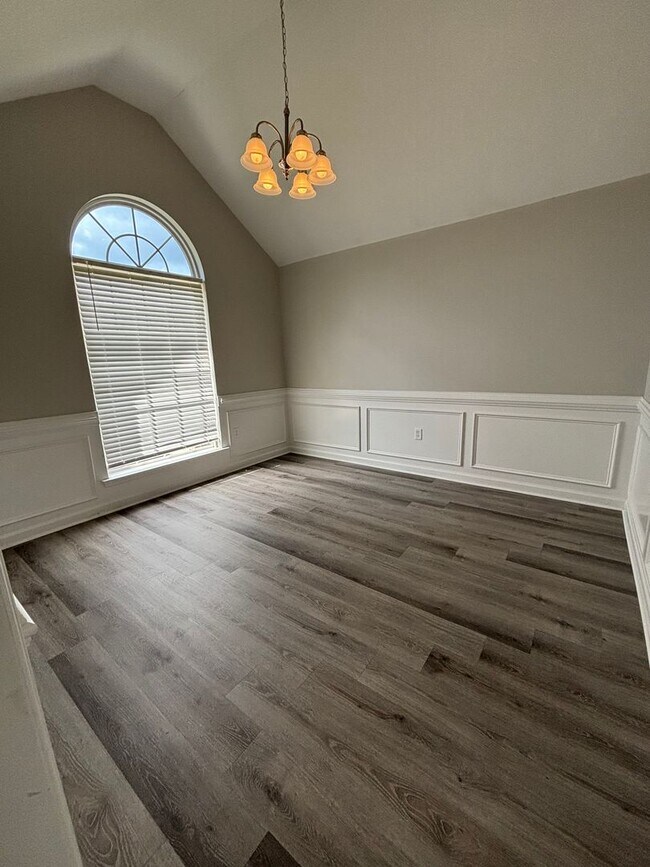 Building Photo - 499 Marble Falls