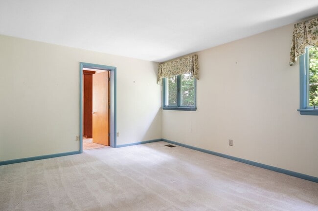 Building Photo - 5 Bed/4.5 Bath Undergrads OK Close to VT