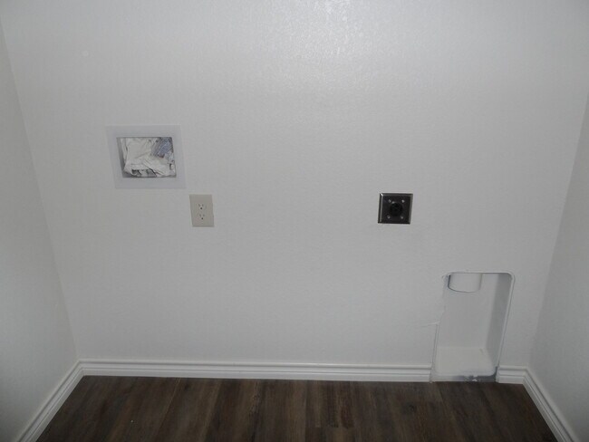 Building Photo - 1208 Country Club Rd
