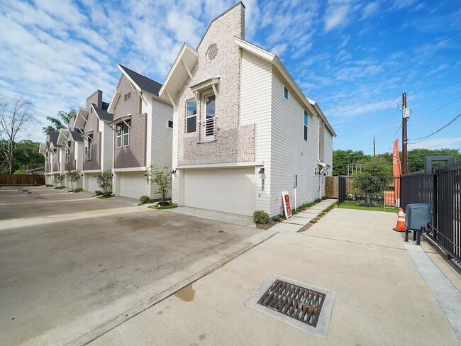 Building Photo - 881 Rachel St