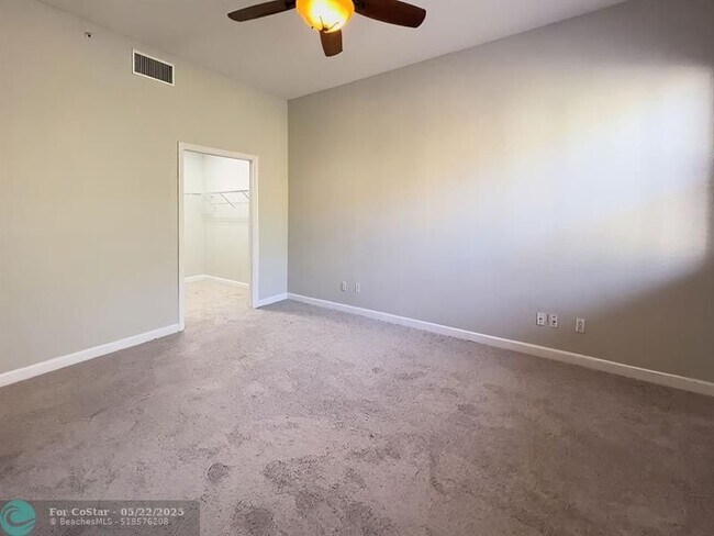 Building Photo - 2304 Vintage Dr