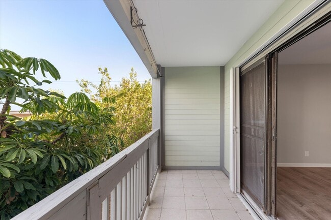 Building Photo - Spacious 3 Bedroom Townhome Available Now!