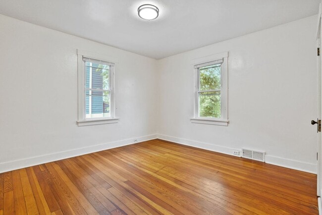 Building Photo - Updated 2 Bedroom Single Family Home In Be...