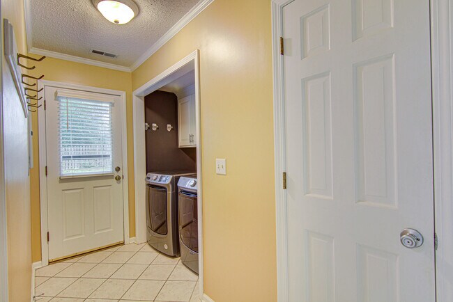 Building Photo - 2315 Treetop Ln