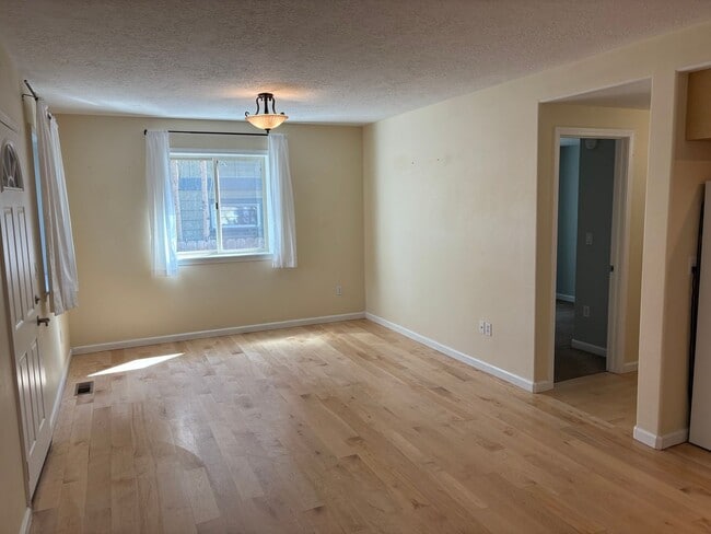 Building Photo - Downtown NW Bend Home Close to the River