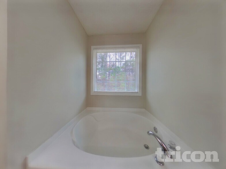 Building Photo - 204 Arbor Creek Dr