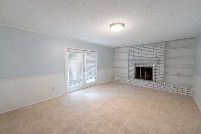 Building Photo - Woodlands / Lakeside Estates