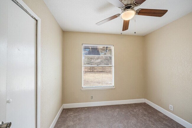 Building Photo - 7118 Glen Point Dr