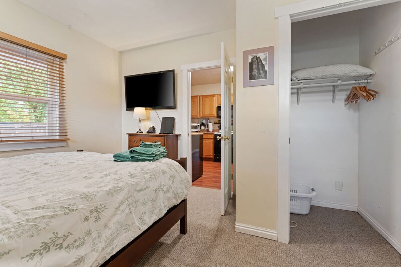 Building Photo - 1086 S Lk St