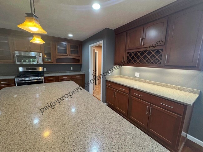 Building Photo - 4 Bed/2 Bath Home in Village Green