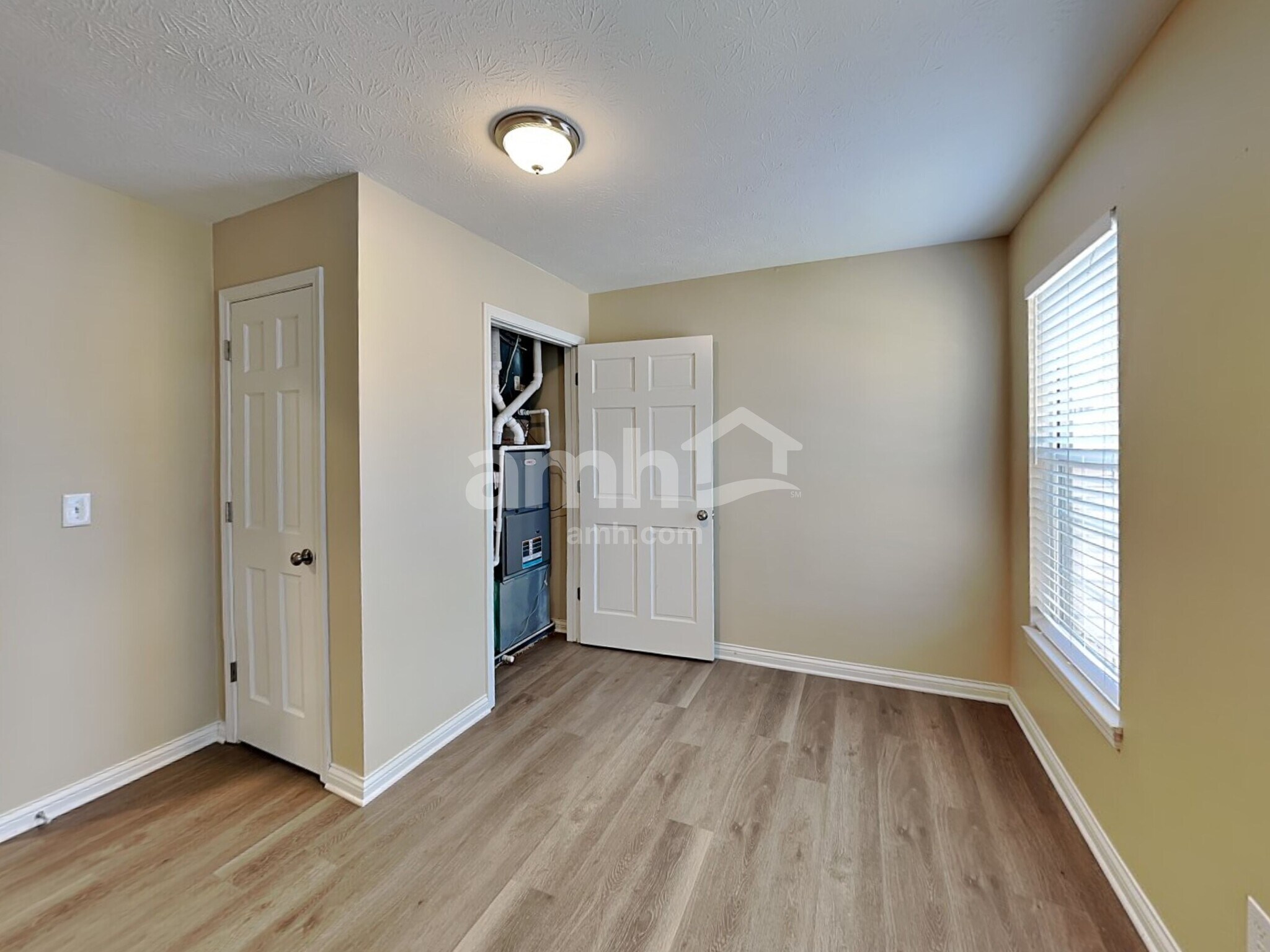 Building Photo - 8428 Stratford Ct