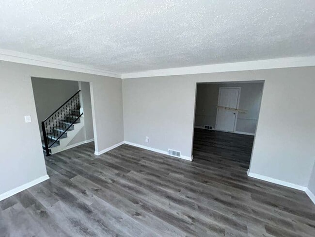 Building Photo - Spacious 3-Bedroom Colonial