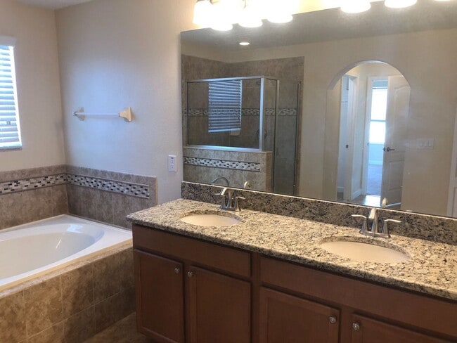 Building Photo - 3 Bedroom / 2.5 Bathroom Two Story Indepen...