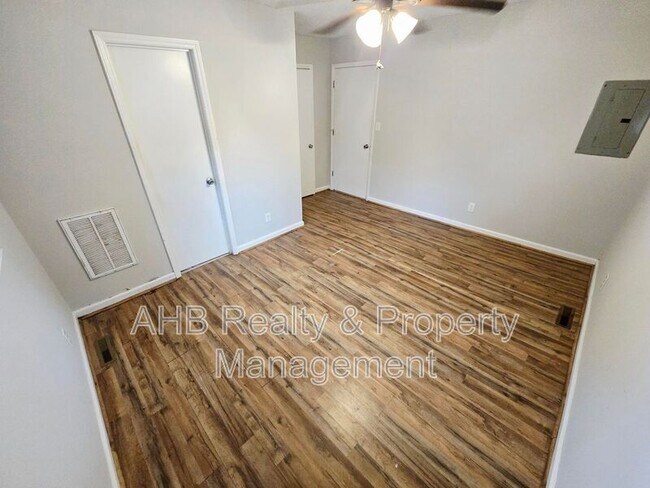 Building Photo - 1028 E Hanover Rd