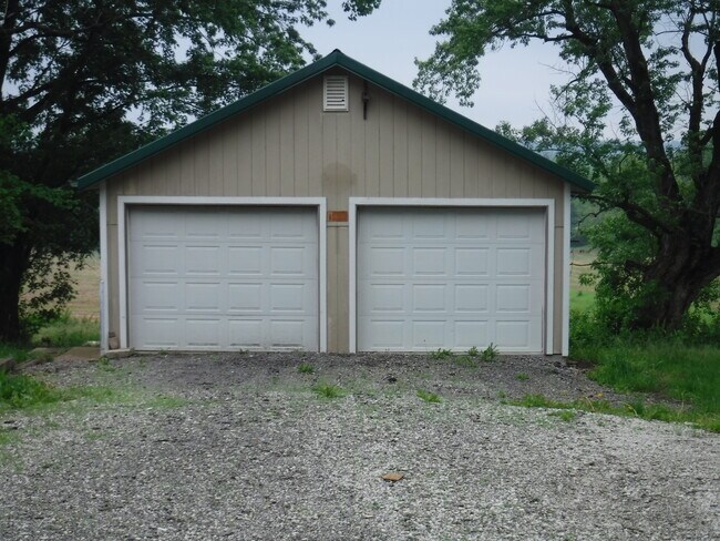 11109 SE 72 - garage - 11109 72nd Rd SE