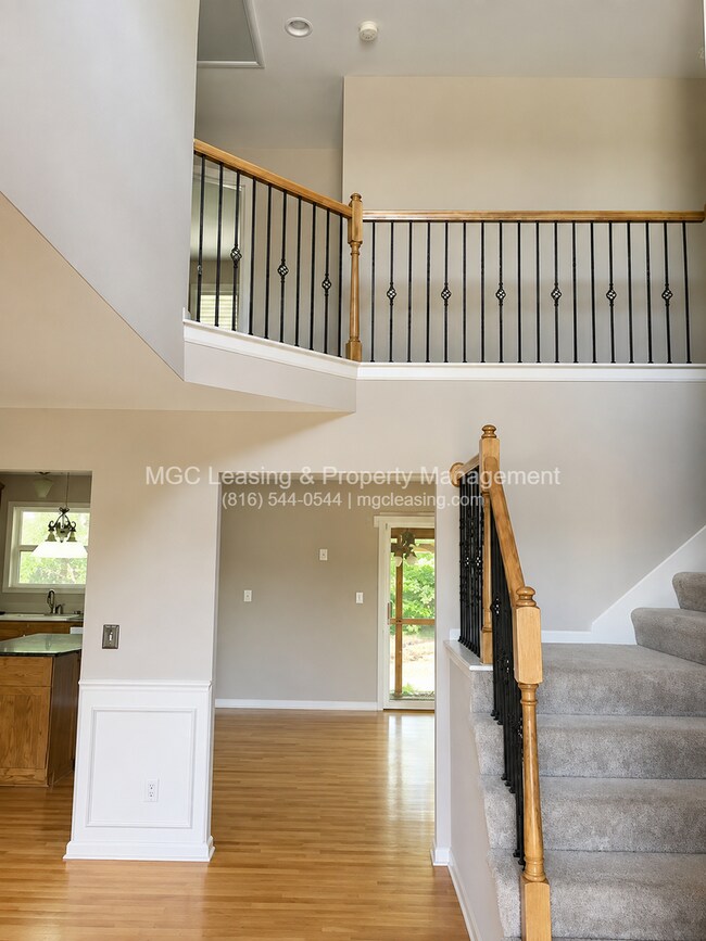 Building Photo - 2116 SW Eyrie Rd